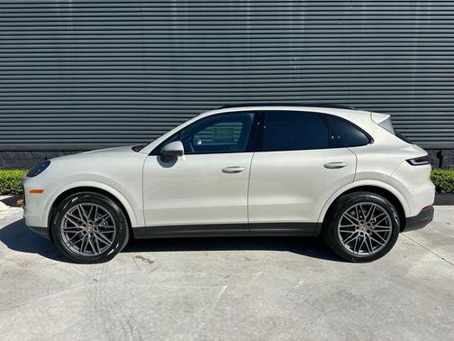 Cashmere Beige Metallic 2026 Porsche Cayenne Base