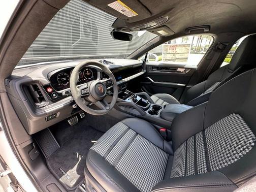 2025 Porsche Cayenne GTS