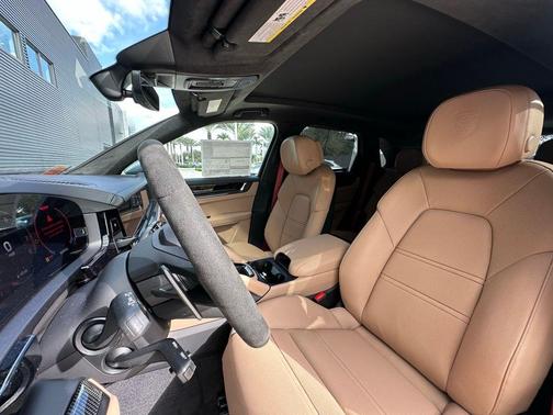 2025 Porsche Cayenne GTS