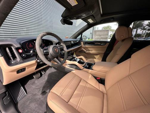 2025 Porsche Cayenne GTS