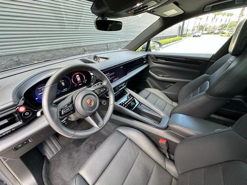 2025 Porsche Macan 4
