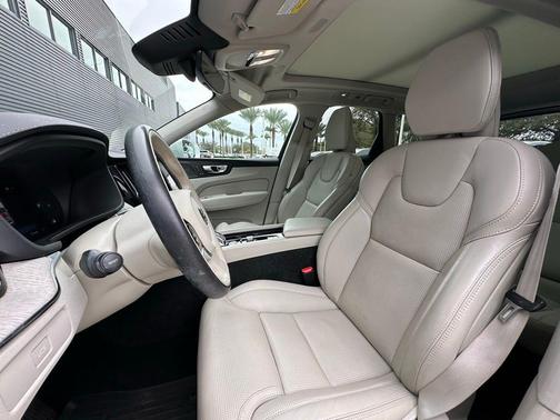 2023 Volvo XC60 B5 Ultimate Bright Theme