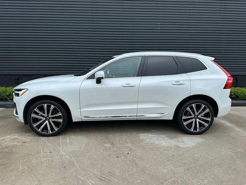 2023 Volvo XC60 B5 Ultimate Bright Theme