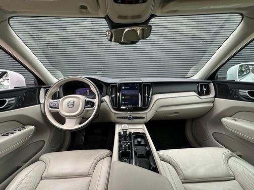 2023 Volvo XC60 B5 Ultimate Bright Theme