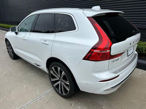 2023 Volvo XC60 B5 Ultimate Bright Theme