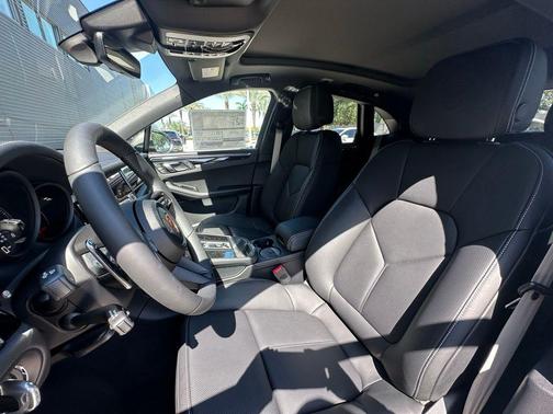 Carrara White Metallic 2026 Porsche Macan Base