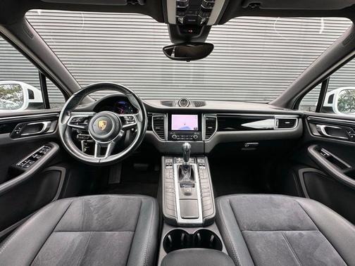 Carrara White Metallic 2017 Porsche Macan Base
