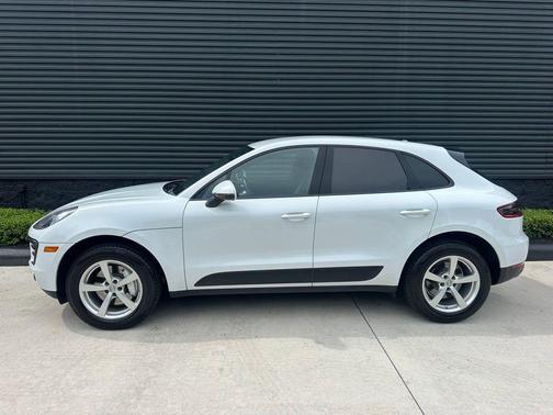 Carrara White Metallic 2017 Porsche Macan Base