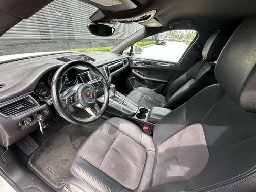 Carrara White Metallic 2017 Porsche Macan Base