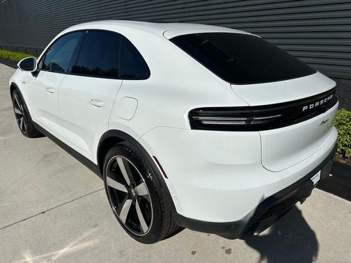 2025 Porsche Macan Base