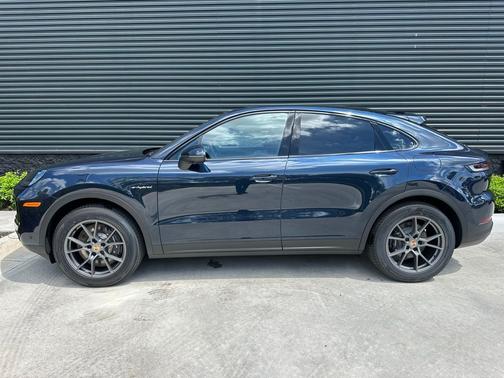 Blue Metallic 2025 Porsche Cayenne Base