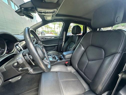 Chalk 2023 Porsche Macan