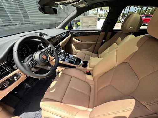 Gentian Blue Metallic 2026 Porsche Macan Base