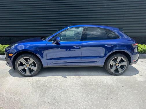 Gentian Blue Metallic 2026 Porsche Macan Base