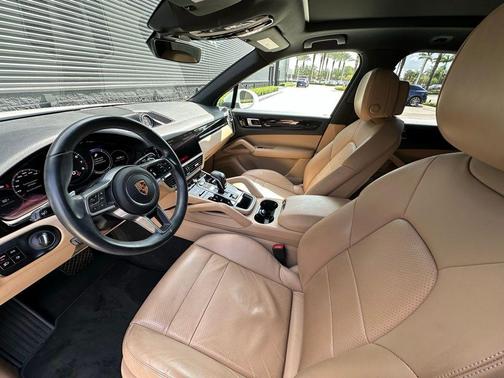 White 2019 Porsche Cayenne Base