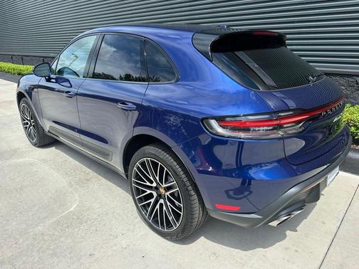 Gentian Blue Metallic 2026 Porsche Macan S