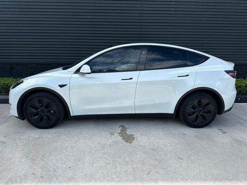 White 2024 Tesla Model Y Long Range