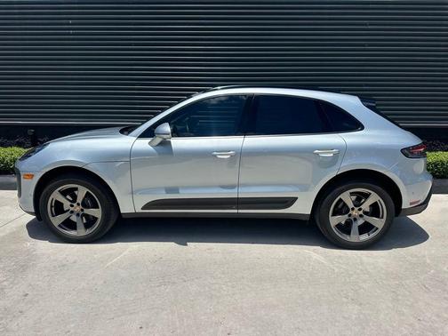 Dolomite Silver Metallic 2023 Porsche Macan