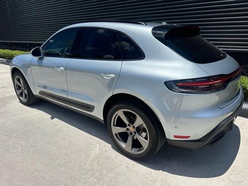 Dolomite Silver Metallic 2023 Porsche Macan