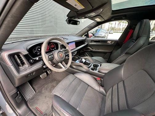 2025 Porsche Cayenne GTS