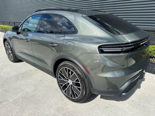 2026 Porsche Macan Base