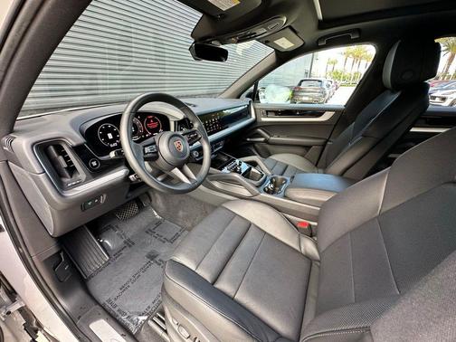 Chalk 2024 Porsche Cayenne Base