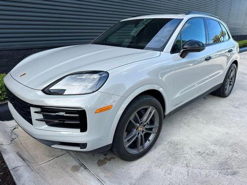 Chalk 2024 Porsche Cayenne Base