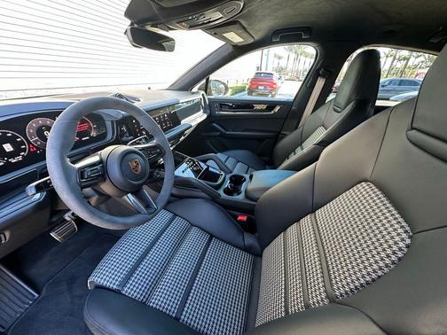 2025 Porsche Cayenne GTS