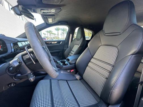 2025 Porsche Cayenne GTS