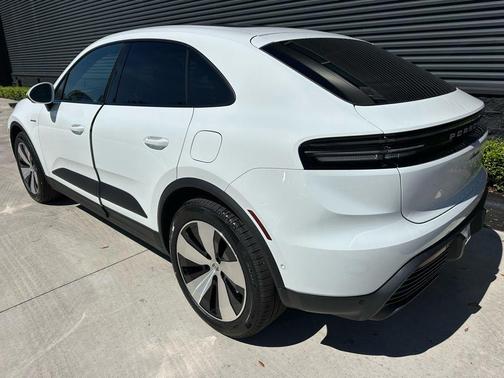 2026 Porsche Macan Base