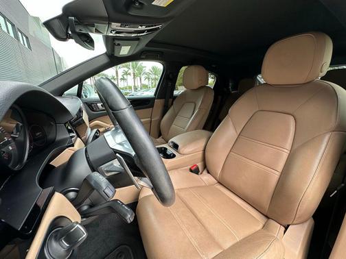 2022 Porsche Cayenne Base (Tiptronic)