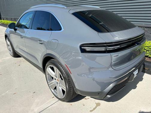 2025 Porsche Macan Base