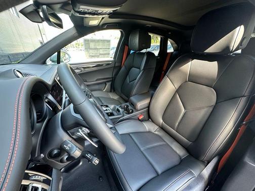 Dolomite Silver Metallic 2026 Porsche Macan Base