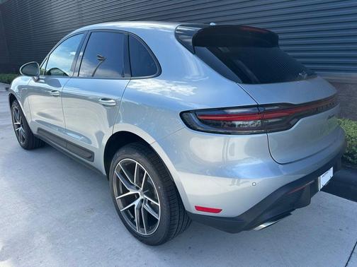 Dolomite Silver Metallic 2026 Porsche Macan Base