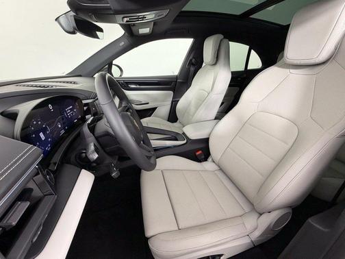 Aventurine Green Metallic 2026 Porsche Macan 4