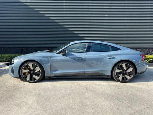 2022 Audi RS e-tron GT Base