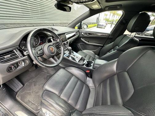 Volcano Grey Metallic 2024 Porsche Macan