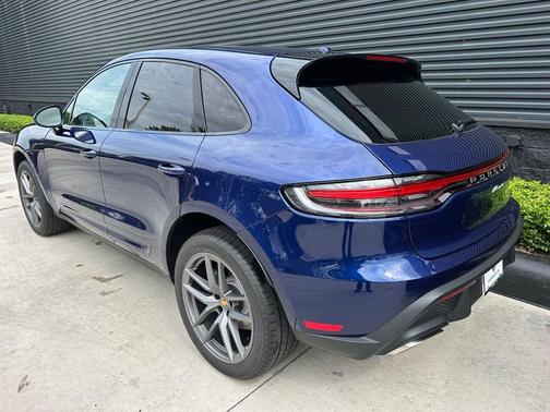 Gentian Blue Metallic 2026 Porsche Macan Base