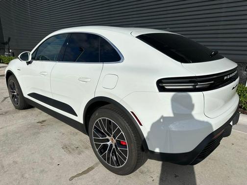 2025 Porsche Macan Electric 4S