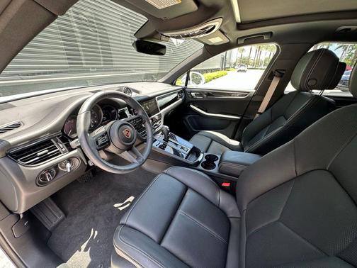 Carrara White Metallic 2025 Porsche Macan