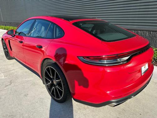 2022 Porsche Panamera 4 Platinum Edition