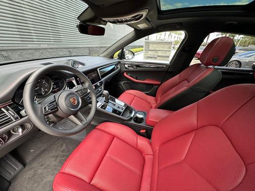 2026 Porsche Macan Base