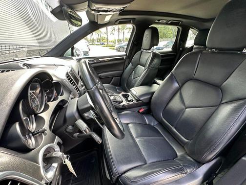 Silver Metallic 2017 Porsche Cayenne