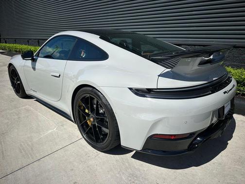 2026 Porsche 911 Carrera 4 GTS