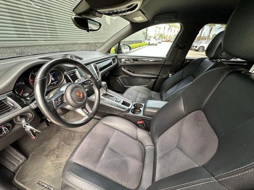 2018 Porsche Macan Base (PDK)