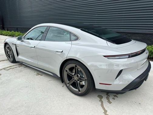 2025 Porsche Taycan Turbo