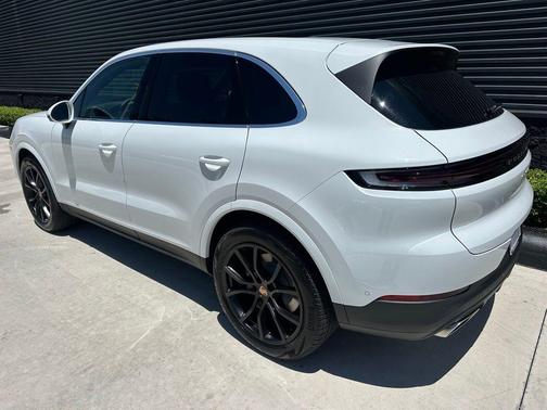 Carrara White Metallic 2026 Porsche Cayenne Base
