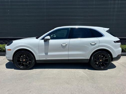 Carrara White Metallic 2026 Porsche Cayenne Base