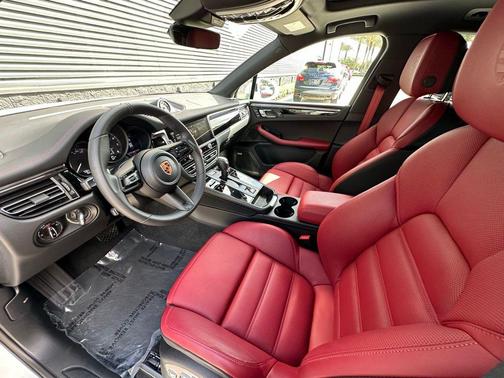 Carrara White Metallic 2026 Porsche Macan