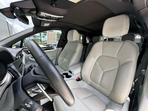 2022 Porsche Macan Base